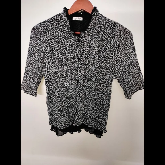 Black Floral Frilled Shirt (INTERNATIONAL)🤍🖤 - Picture 2 of 10